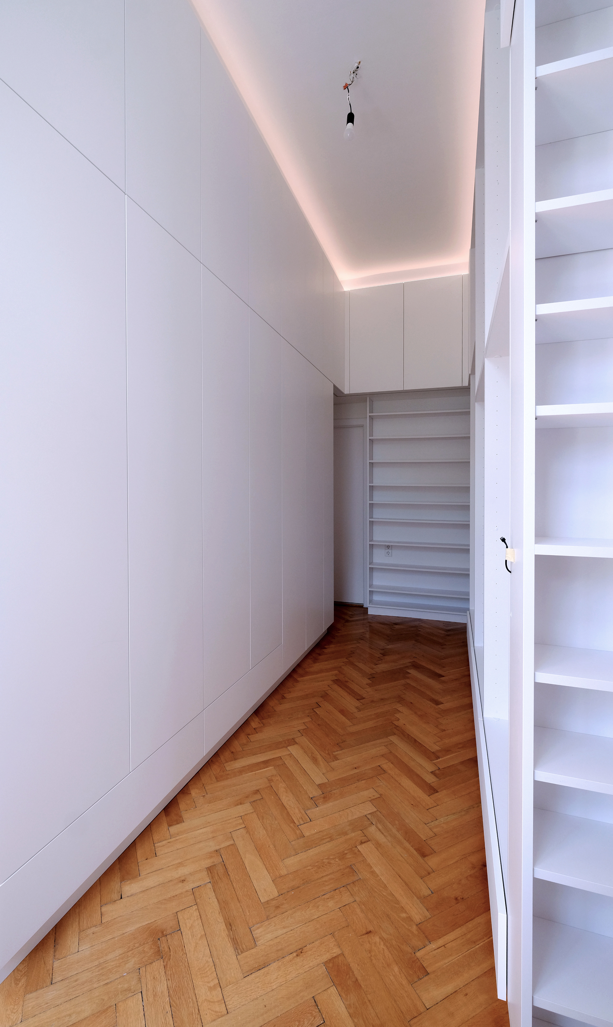 Adaptierung und Umgestaltung Mietwohnung S, Wien 19, Ankleidezimmer, Schrankmöbel, Blick Richtung Kaminwand 2
